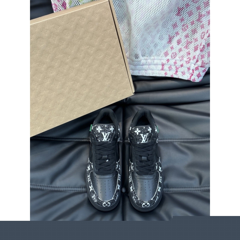 l**is V*t*n sneakers